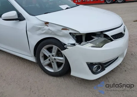 2013 Toyota Camry Se z USA, uszkodzony, nr VIN 4T1BF1FK8DU265412